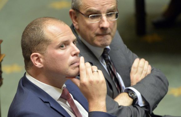 Belgique : Conférence annulée, véhicule caillassé, Theo Francken dénonce une «pensée unique hallucinante»