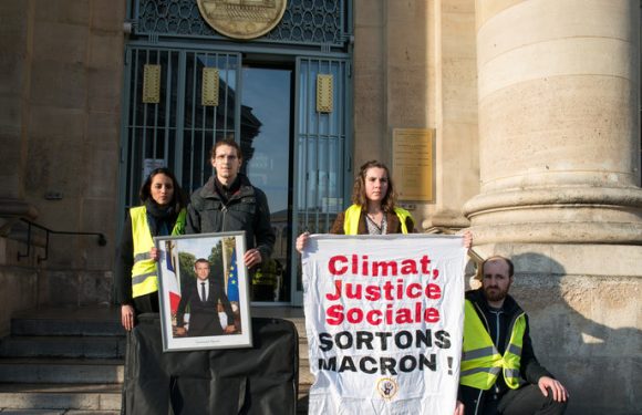 Des portraits de Macron décrochés de mairies pour dénoncer son inaction climatique (IMAGES)