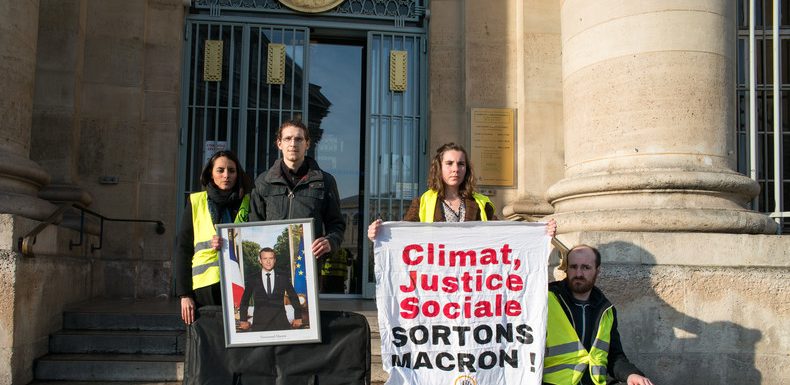 Des portraits de Macron décrochés de mairies pour dénoncer son inaction climatique (IMAGES)