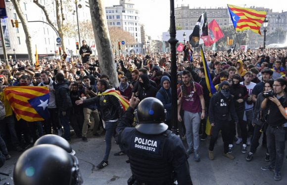 Grève et routes coupées en Catalogne pour protester contre le procès des indépendantistes (VIDEOS)