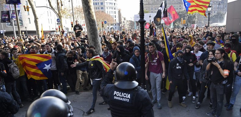 Grève et routes coupées en Catalogne pour protester contre le procès des indépendantistes (VIDEOS)