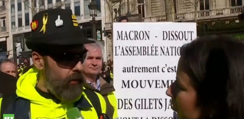 «Macron n’en a rien à foutre du peuple» : Jérôme Rodrigues répond à RT France lors de l’acte 15