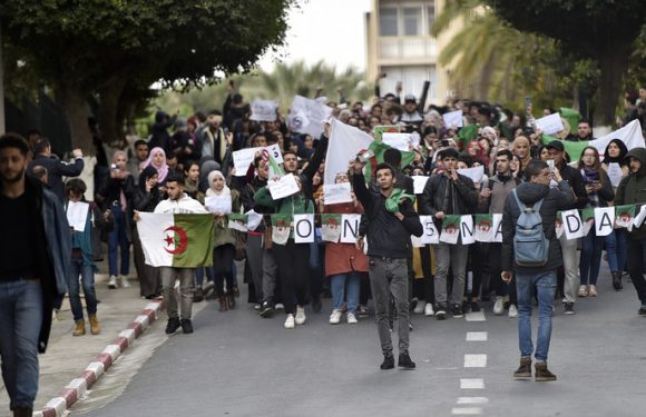 Algérie : des milliers d’étudiants protestent contre un cinquième mandat de Bouteflika (IMAGES)