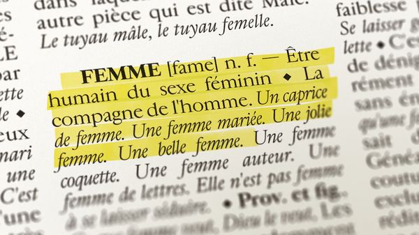 De « femelle de l’homme » à « femme fatale », l’évolution du mot « femme » à l’Académie française depuis 1694