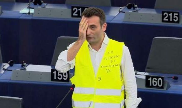 Florian Philippot intervient en gilet jaune, œil masqué, au parlement européen