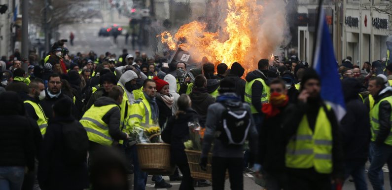 Rouen : une voiture percute des « gilets jaunes » et fait quatre blessés légers