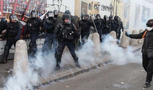 « Gilets jaunes » : un manifestant grièvement blessé à Paris
