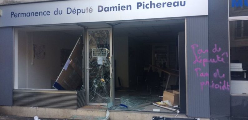 Le Mans : la permanence du député LREM Damien Pichereau détruite en marge de la mobilisation des gilets jaunes