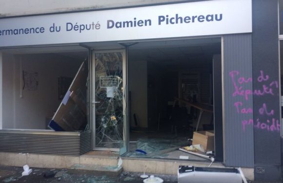 Le Mans : la permanence du député LREM Damien Pichereau détruite en marge de la mobilisation des gilets jaunes