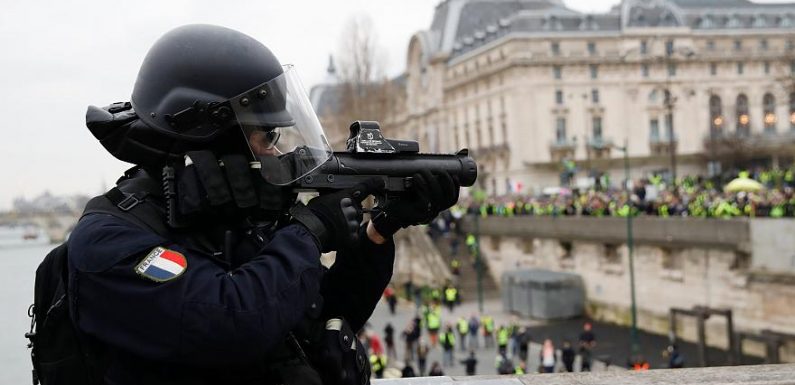 Gilets jaunes: growing calls for Flash Ball riot control guns to be banned in France