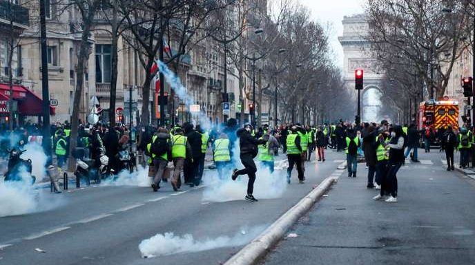 « Gilets jaunes » : un fourgon pénitentiaire visé par des manifestants à Paris samedi