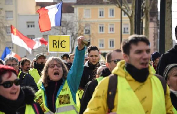 Les « gilets jaunes » face à la difficulté à amplifier le mouvement
