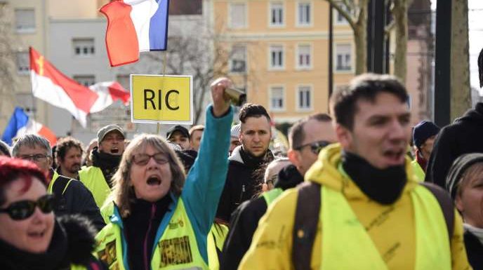 Les « gilets jaunes » face à la difficulté à amplifier le mouvement