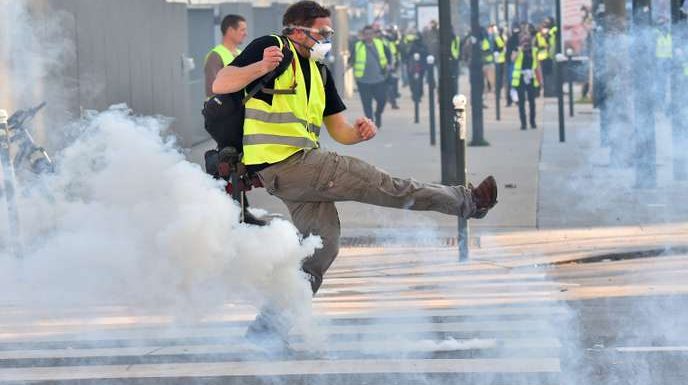 « Les gaz lacrymogènes, outils de répression des insectes et des émeutiers »