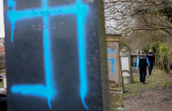 VIDEO. Profanation d&rsquo;un cimetière juif en Alsace: Pourquoi ces sites sont-ils particulièrement exposés?