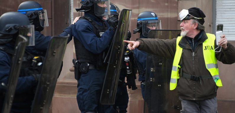 Les «gilets jaunes» plus sensibles aux théories du complot selon un sondage