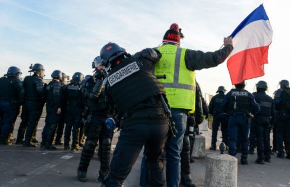 Acte 14 des «gilets jaunes»: Une gendarme a-t-elle été «abandonnée» par ses collègues face à des manifestants?