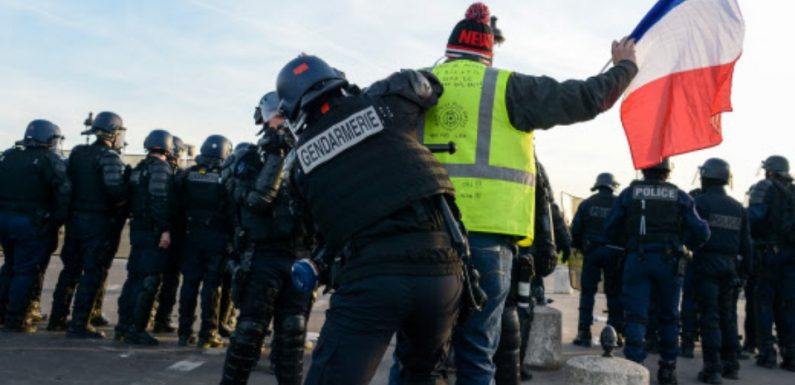 Acte 14 des «gilets jaunes»: Une gendarme a-t-elle été «abandonnée» par ses collègues face à des manifestants?