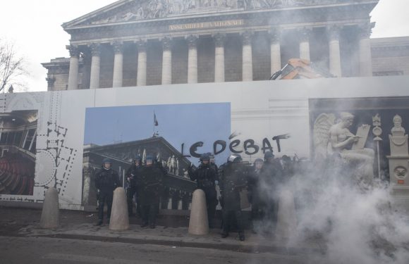 «Gilets jaunes» à Paris: Un fourgon pénitentiaire «pris à partie» par des manifestants