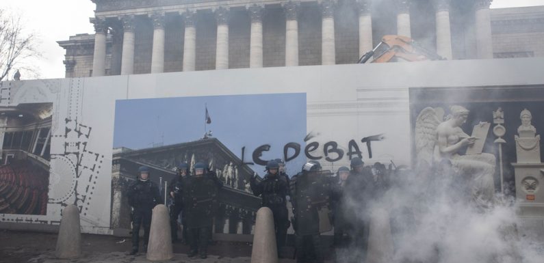 «Gilets jaunes» à Paris: Un fourgon pénitentiaire «pris à partie» par des manifestants