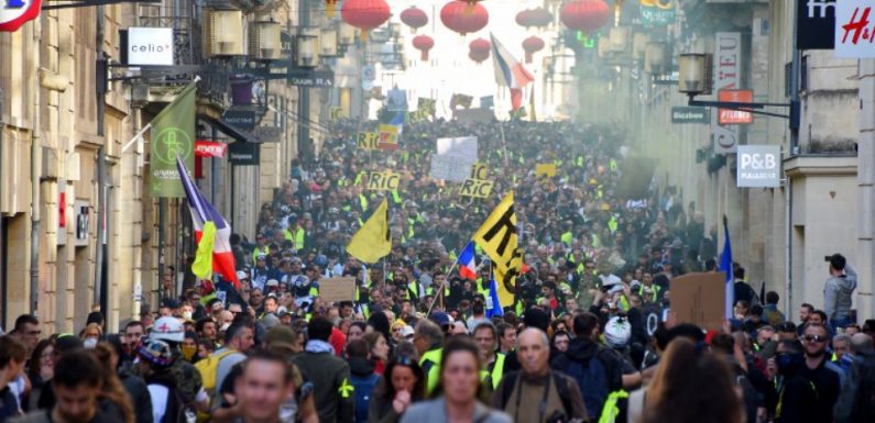 Sondage: 52% des Français estiment que les «gilets jaunes» doivent cesser leur mouvement