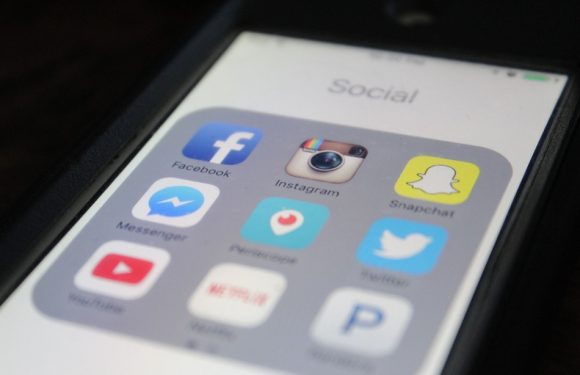 Fake news: Les partisans des théories du complot se renseignent plus sur les réseaux sociaux