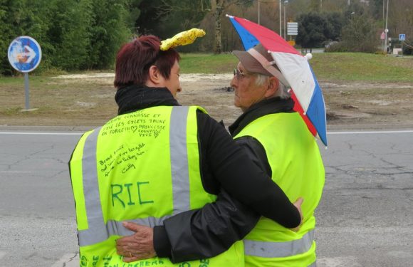 Grand débat national: A Angoulême, les «gilets jaunes» reprochent à Macron de «couper la société entre les riches et les pauvres»