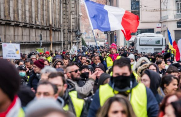 Grève du 5 février: Des policiers ont-ils obligé des manifestants à retirer leur gilet jaune pour sortir du cortège à Lyon?
