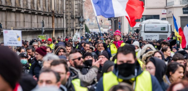 Grève du 5 février: Des policiers ont-ils obligé des manifestants à retirer leur gilet jaune pour sortir du cortège à Lyon?
