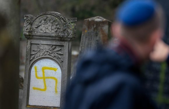 Antisémitisme: Macron promet des actes «forts» après la profanation d&rsquo;un cimetière juif alsacien