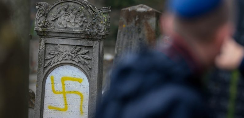 Antisémitisme: Macron promet des actes «forts» après la profanation d’un cimetière juif alsacien