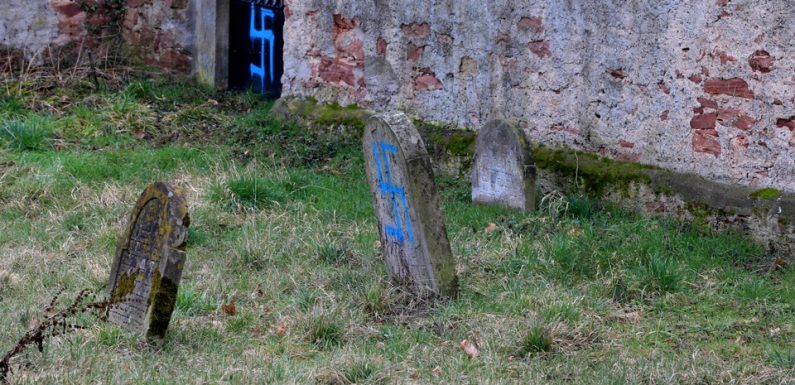 Bas-Rhin: «Environ 80 sépultures» d’un cimetière juif profanées