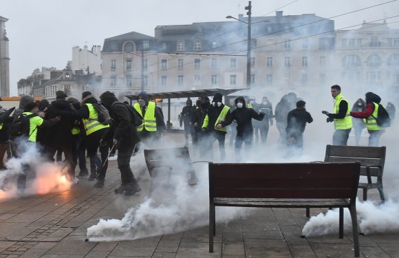 «Gilets jaunes» au Mans: La permanence d&rsquo;un député saccagée, les locaux de Ouest-France attaqués