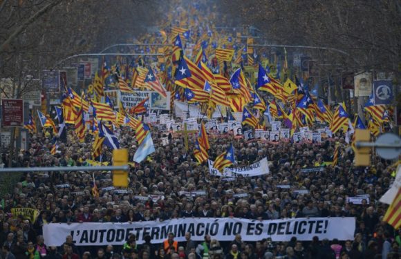 Catalogne: Plus de 200.000 manifestants défilent à Barcelone contre le procès des 12 indépendantistes