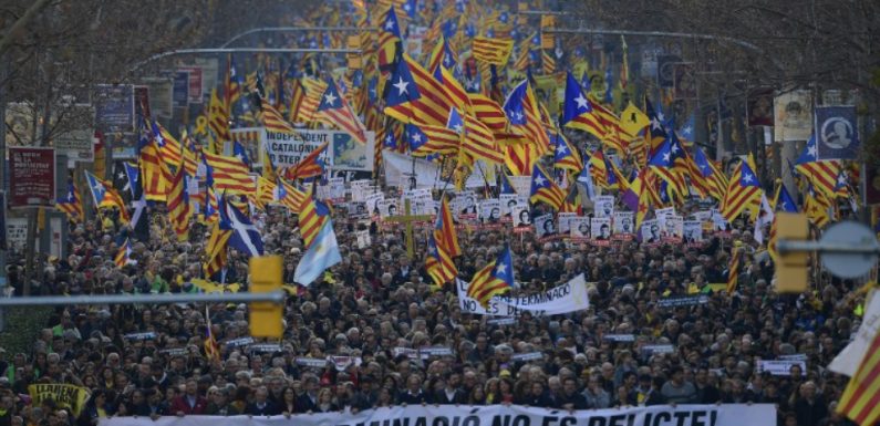Catalogne: Plus de 200.000 manifestants défilent à Barcelone contre le procès des 12 indépendantistes