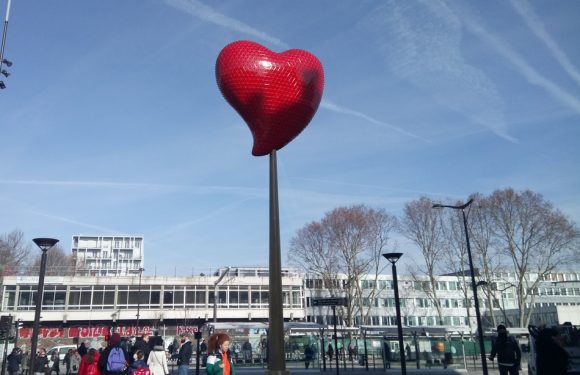 Paris: C’est quoi ce cœur géant perché sur un mât de 9 mètres porte de Clignancourt?