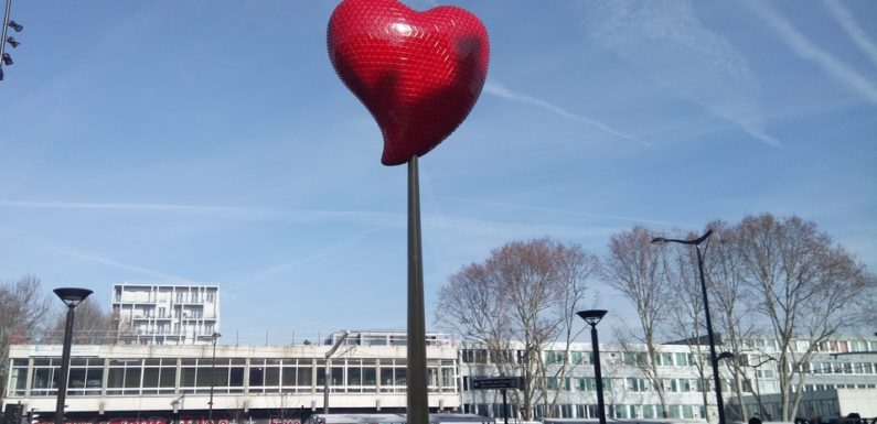 Paris: C’est quoi ce cœur géant perché sur un mât de 9 mètres porte de Clignancourt?
