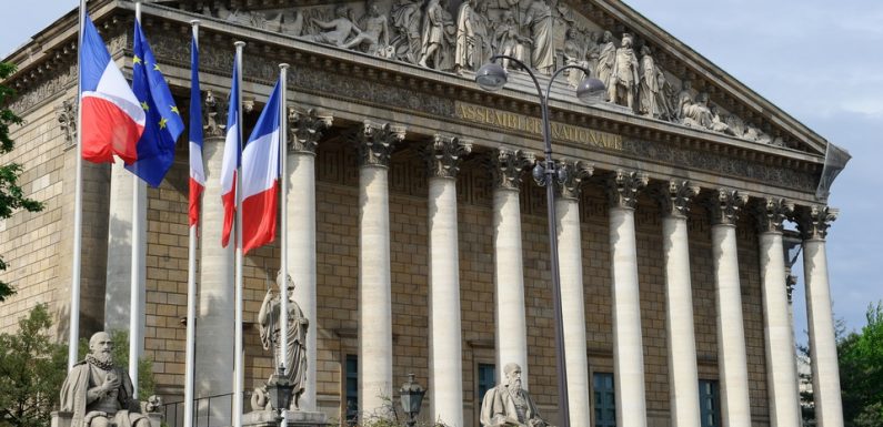 Ecole: L’Assemblée vote le remplacement des mots «père» et «mère» par le terme «parent»