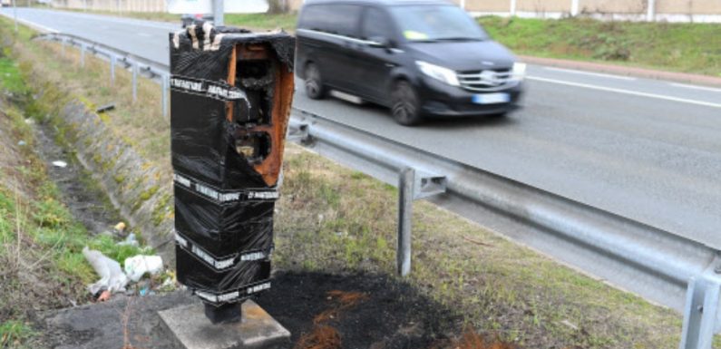 «Gilets jaunes»: Deux hommes soupçonnés d’avoir incendié un radar écroués