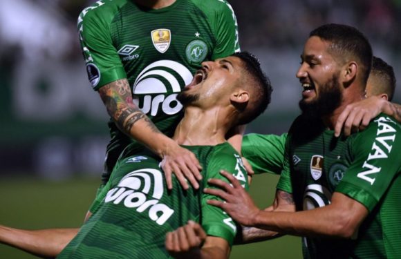 Brésil: Les supporters chiliens nettoient leurs toilettes et tribunes après un match