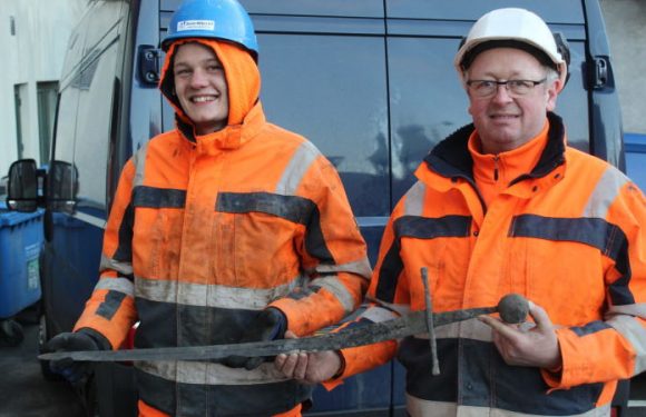 Un plombier découvre une épée du XIVe siècle sous un trottoir au Danemark