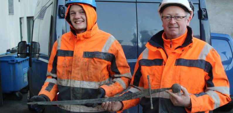 Un plombier découvre une épée du XIVe siècle sous un trottoir au Danemark