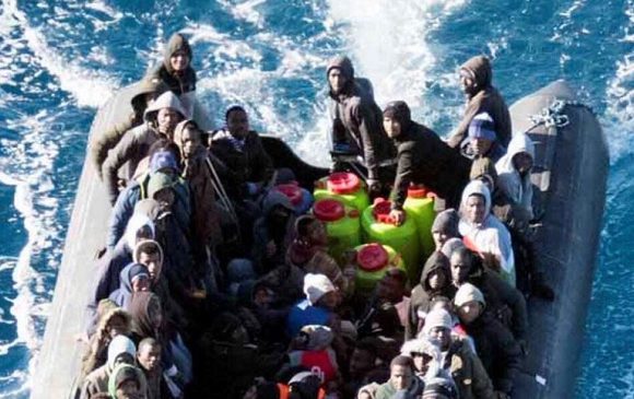 Méditerranée : une centaine de migrants dérivent dans les eaux libyennes, l’Italie refuse de leur porter secours, Tripoli les récupère