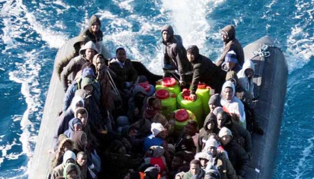Méditerranée : une centaine de migrants dérivent dans les eaux libyennes, l’Italie refuse de leur porter secours, Tripoli les récupère