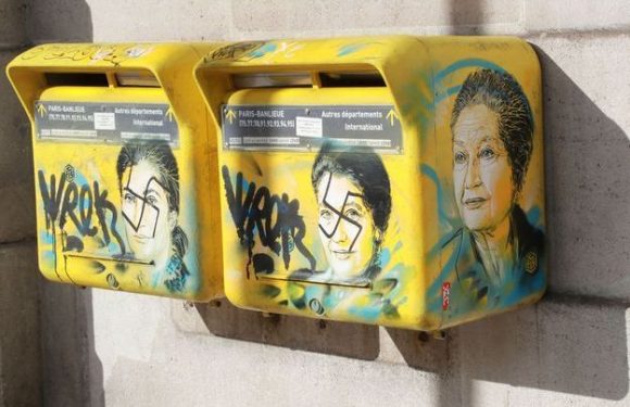 A Paris, les portraits tagués de Simone Veil nettoyés par l&rsquo;artiste