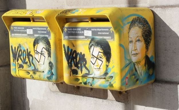 A Paris, les portraits tagués de Simone Veil nettoyés par l’artiste