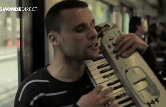 Mohamed Lamouri : le chanteur incontournable du métro parisien