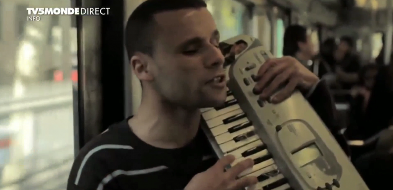 Mohamed Lamouri : le chanteur incontournable du métro parisien