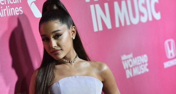 États-Unis : trois titres d&rsquo;Ariana Grande au sommet des ventes, une première depuis les Beatles