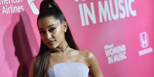 États-Unis : trois titres d’Ariana Grande au sommet des ventes, une première depuis les Beatles